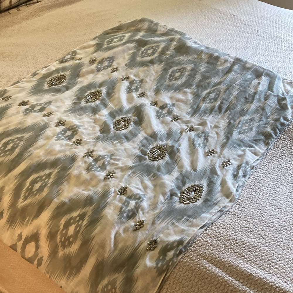 Gray Geometric Patterned Scarf with Fringe